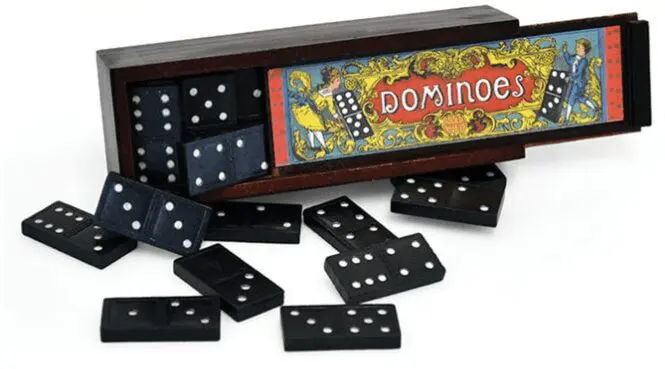 WOODEN DOMINOES IN A BOX